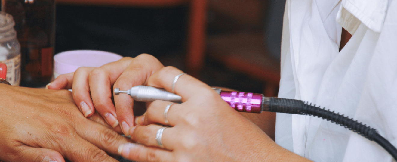 Dépose du Gel – Retrait Doux &amp; Respectueux de l’Ongle Naturel